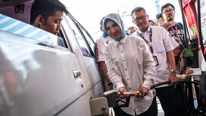 Direktur Utama Pertamina Nicke Widyawati (tengah), mengisikan BBM ke kendaraan konsumen di SPBU Coco Kuningan, Jakarta Selatan. Ini bagian dari upaya membangun interaksi dengan konsumen, secara offline dan online. Foto: ANTARA/Aprillio Akbar