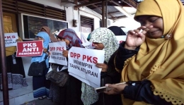 Isak tangis warnai mundurnya kader PKS se-Bali. (Foto: radarbali.jawapos.com)