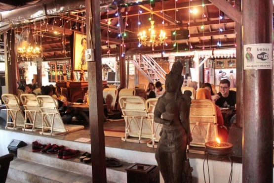 Gambar 0.5 Tempat makan di The House of Raminten (togetherwhatever.id)