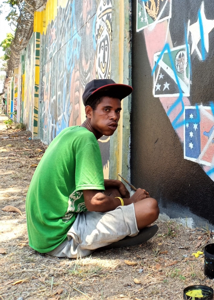 Pemuda PNG sedang membuat grafiti untuk menyambut APEC (dokpri)