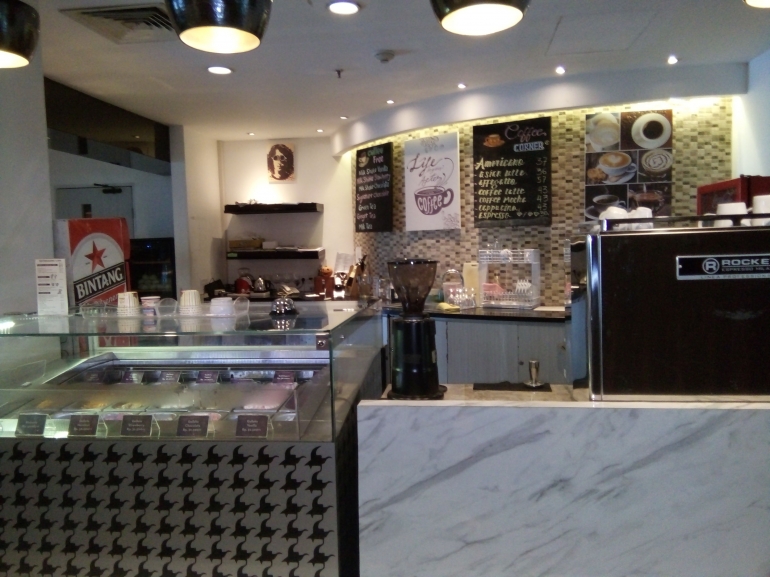 Cafe Ippolito yang berada di lobby Blue Sky Hotel Balikpapan yang menawarkan hidangan kopi, es krim hingga beraneka ragam roti (Dokumentasi pribadi)