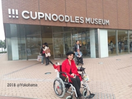  Aku dengan latar belakang Museum Cup Noodle, Yokohama (Dokumentasi pribadi)