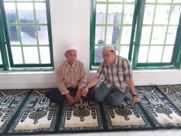 Ustaz Haeruddin ketika ngobrol dengan penulis. Foto | Dokpri