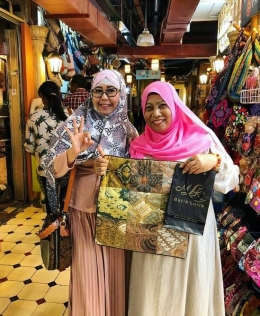 Bunda Linda memperkenalkan brand MLK Batik di Malaysia (dokpri)