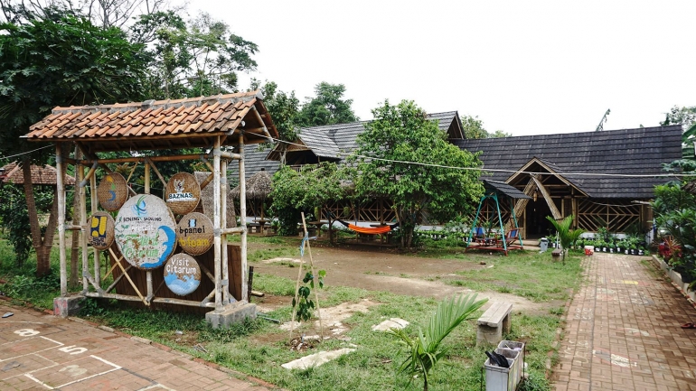 Sekolah Alam yang Indra dirikan dari hasil menjual kerajinan dari sampah dan eceng gondok / Foto: Anne Rufaidah