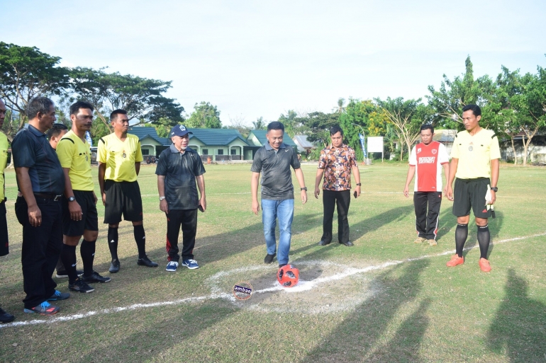 IA menendang bola saat membuka Turnamen Sepakbola Bupati Cup I (08/11/2018). Dokumentasi pribadi