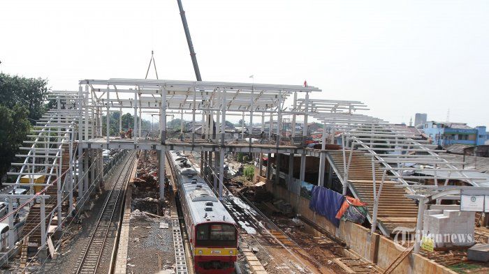 Pembangunan Prasarana stasiun KRL ( sumber gambar : tribun) 