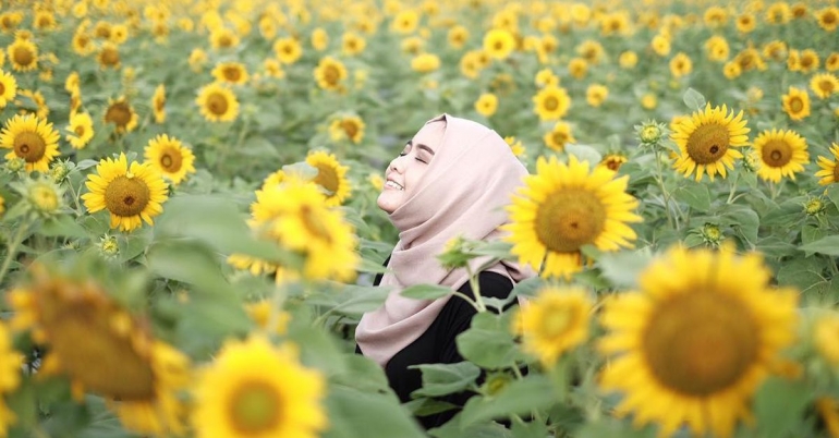 Serunya selfi di hamaaran bunga matahari