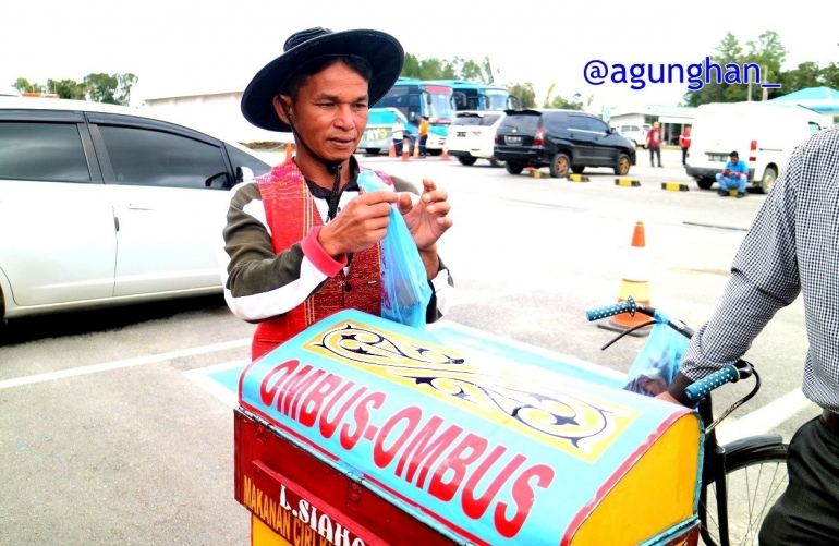 Penjual Panganan Khas Ombus-ombus di parkiran Bandara Silangit -dokpri