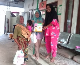 Bidan Musyamah menyerahkan bantuan susu formula dan makanan tambahan bagi warga Desa Lontar, Tirtayasa, Serang, Banten. dokpri