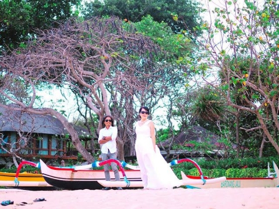 Hartono Lokodjoyo dan istrinya Ryoko Mine saat melakukan sesi post wedding dalam sebuah plesiran di tanah air. Ia tidak terlihat seperti petani, bukan? Sumber: Hartono Lokodjoyo