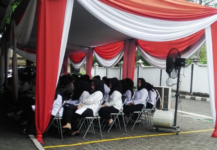 Peserta tes CPNS menunggu giliran masuk ke ruang ujian (foto: widikurniawan)