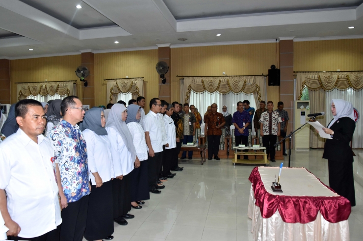 Ketua Dekranasda kabupaten Bangka Yusmiati Mulkan melantik pengurus Dekranasda kabupaten Bangka masa bakti 2018 - 2023 (Dian F /Humas Bangka) 
