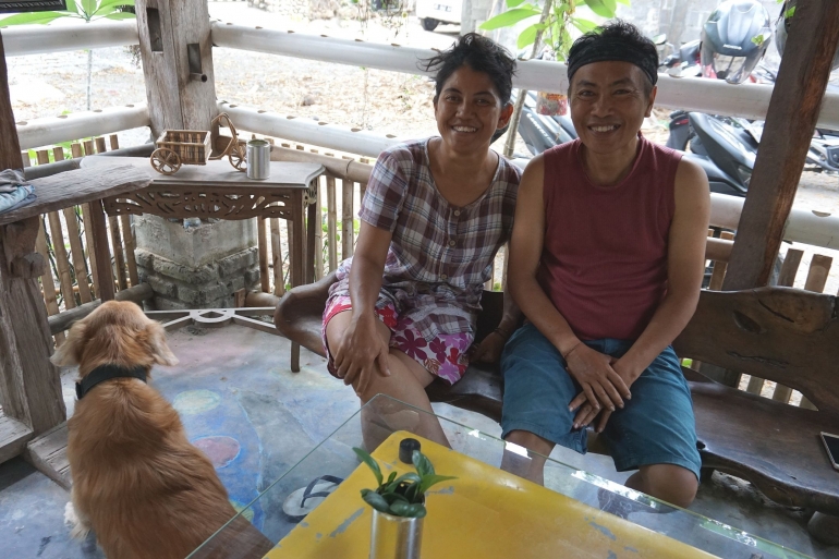 Mbak Dewi dan Mas Josh, pemilik homestay (dok. pribadi)