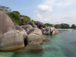 Pantai Tanjung Tinggi dan batu granitnya (dok.pri)
