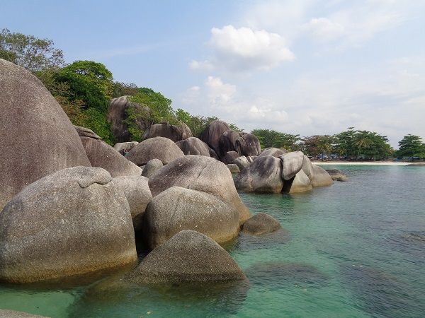 Pantai Tanjung Tinggi dan batu granitnya (dok.pri)