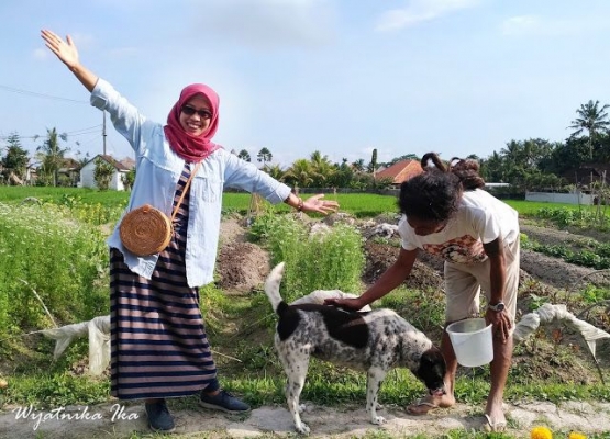 Bahagianya aku saat bertemu Mas Har di Hars Garden, bersanam anjing kesayangannya. Foto: Puput Dyah