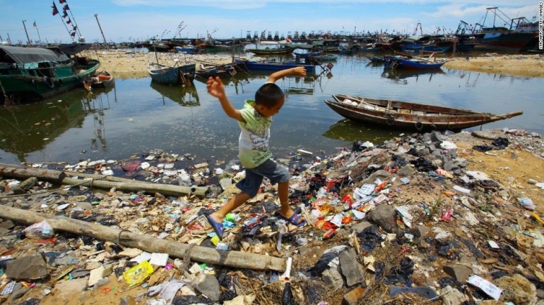 sampah di pesisir laut (dok.cnn.com)