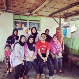 Edy Fajar bersama binaan ibu-bu kampung Kedaung, Tangerang