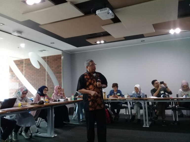 Direktur Gizi Kementerian Kesehatan Republik Indonesia, dr. Doddy Irawan memparkan soal gizi pada Danone Blogger Academi, pada 22 September lalu. dokpri