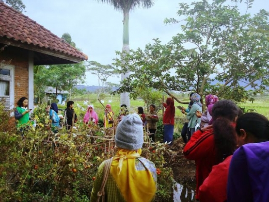 Teh Nissa saat memberikan tur keliling pesantren. Dokpri