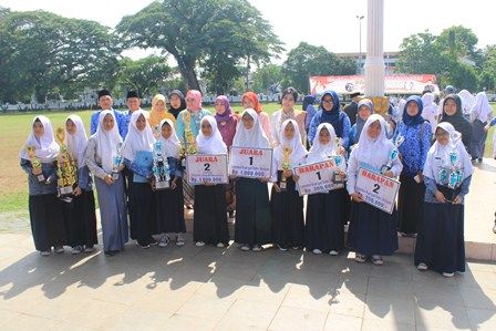 Foto bersama dengan sekolah lain (Foto: Tia Makmur Setiana)