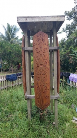 Ornamen tradisional di sudut Dusun Sadap [Foto: Rifki Feriandi]