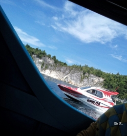 Saya tidak pernah membayangkan kalau suatu saat saya menyebrangi lautan dengan speedboat. (Dok. Pribadi)