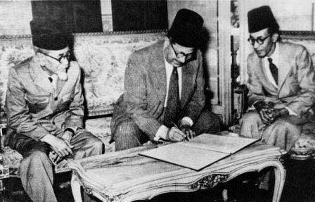 A.R. Baswedan (kanan), bersama K.H. Agus Salim (kiri) menyaksikkan penandatanganan pengakuan kedaulatan Republik Indonesia oleh Perdana Menteri Mesir, Nokrasi Pasha (tengah) pada tahun 1947 di Kairo. (jogja.tribunnews.com)