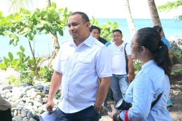 Anang Latif, Direktur Utama BAKTI dalam kunjungannya ke Pulau Sangihe 6 November 2018 lalu. (foto: dokumen pribadi)