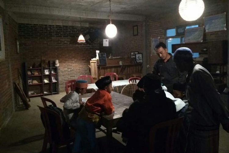 Ilustrasi Foto: Anak-anak saat belajar dan membaca buku di kafe kopi literasi milik kelompok Agro Ayuning Tani Dukuh Pasah, Desa Senden, Kecamatan Selo, Kabupaten Boyolali, Jawa Tengah. (Dokumentasi Sugiantoro - kompas.com)