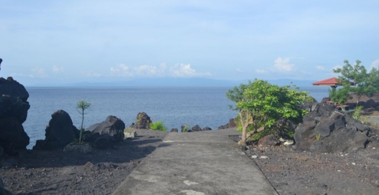Salah satu area Batu Angus. Di depan itu Pulau Halmahera. Foto milik pribadi.