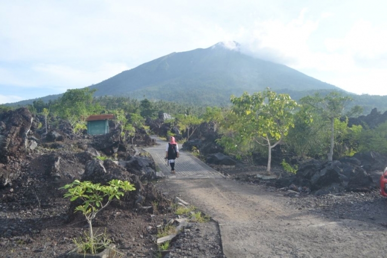 Batu Angus yang terbentuk dari muntahan lava Gamalama yang ada di belakangnya. Foto milik pribadi.