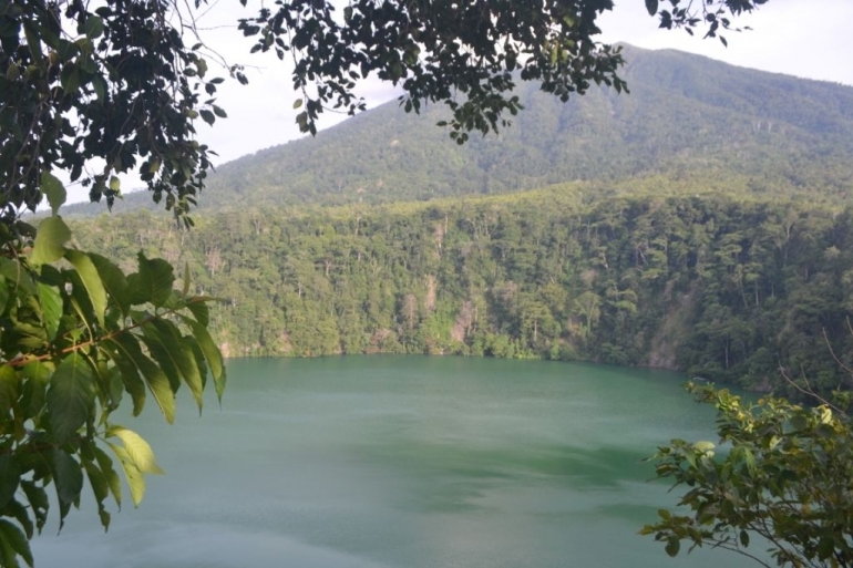 Danau Tolire yang nampak seperti loyang. Foto milik pribadi.