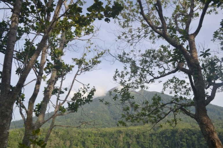 Gunung Gamalama yang membentuk danau. Foto milik pribadi.