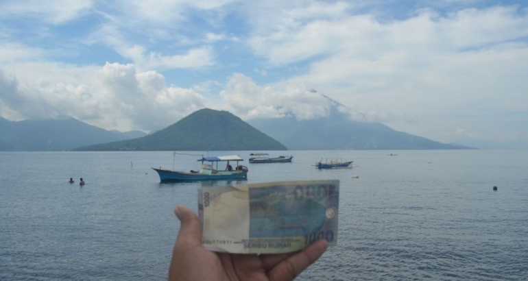 Spot terbaik untuk ambil foto uang Rp.1000 yakni di Pantai Fitu. Foto milik pribadi.