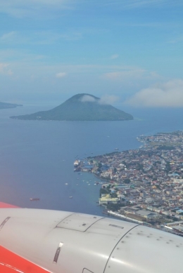 Pulau Ternate dilihat dari jendela pesawat. Foto milik pribadi.
