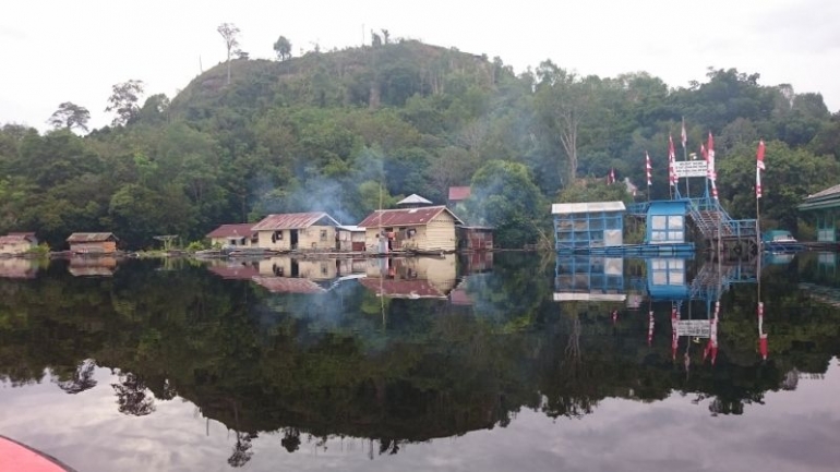 Cerminan hampir sempurna perkampungan di Bukit Tekenang, Danau Sentarum | Foto: Rifki Feriandi