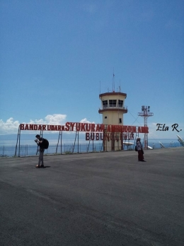 Ke dan Dari Banggai Laut dengan menggunakan pesawat, kita akan melewati Luwuk. Tepatnya di Bandar Udara Syukuran Aminuddin Amir. Sumpah saya speechless saat pertama kali turun dari pesawat di bandara ini. Awesome. Bandara ini terletak di pinggir pantai yang biru. (Dok. Pribadi)