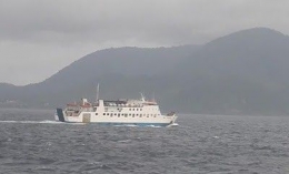 Sebuah kapal feri yang sedang menuju Pulau Weh. Dalam sehari ada tiga feri yang berlayar dari pelabuhan Ulee-Lheue (Banda Aceh) menuju pelabuhan Balohan (Pulau Weh). (dok pri). 