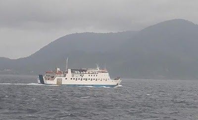 Sebuah kapal feri yang sedang menuju Pulau Weh. Dalam sehari ada tiga feri yang berlayar dari pelabuhan Ulee-Lheue (Banda Aceh) menuju pelabuhan Balohan (Pulau Weh). (dok pri). 