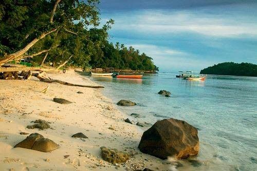 Pantai Gapang salah satu pantai indah yang saya kunjungi di Pulau Weh, namun masih cukup jarang dikunjungi, sehingga menambah ketenangan, kesepian yang menawan, keademan dan kenyamanan bagi wisatawan yang sudah berkunjung. (dok pri).