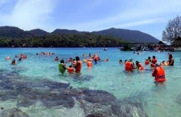 Bersiap-siap untuk diving atau snorkeling di Taman Laut Pulau Rubiah Pulau Weh, yang menyajikan keindahan taman bawah lautnya. (dok pri).