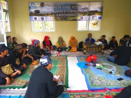 Pakar Gunung Padang, Dr. Luthfi Yondri memberi penjelasan kepada Forum Masyarakat Peduli Gunung Padang (dok. pribadi)