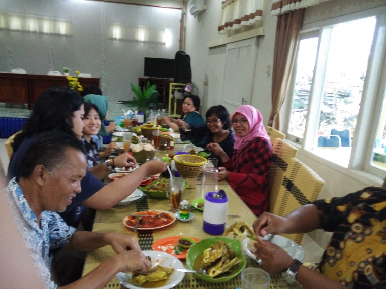 Ruang Vip Karena kami tidak biasa dengan hawa tambak yang hangat, jadi pilih ruang ber-AC (dokpri)