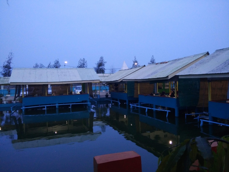 Saung Lesehan Bersantap gombyang manyung dengan santai bersama keluarga yuk kesini aja (dokpri)