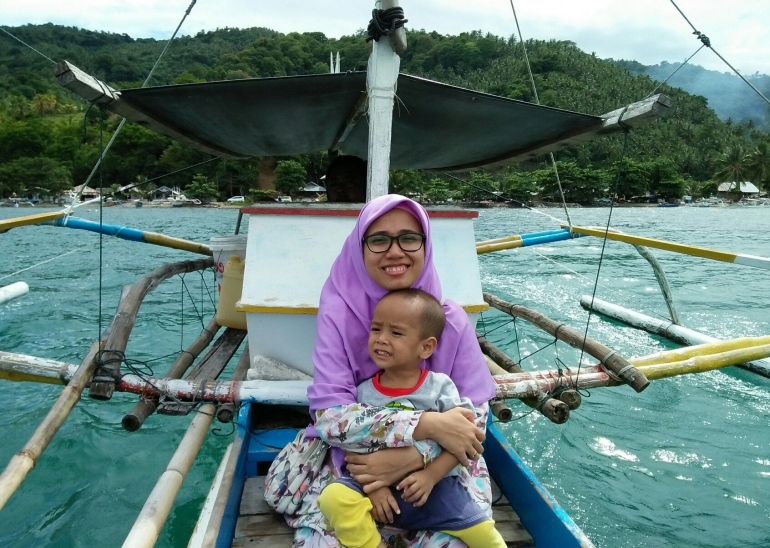 Menaiki perahu nelayan menuju Pantai Patokan, sumber: dok. pribadi
