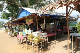 Kedai-kedai di Gurun Telaga Biru, Bintan, Kepulauan Riau. | Dokumentasi Pribadi