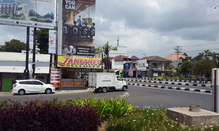 Kios JANETHES Selluer di tepi Jalan Lingkar Utara Yogyakarta (dok. pri).