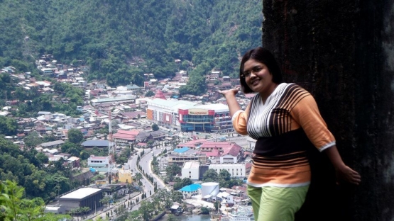 Penulis dengan latar kota Jayapura yang diambil di Jayapura City. (foto dokumentasi pribadi)